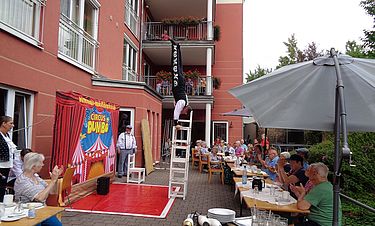Zirkusdirektor Remo Frank zeigte sein Können beim Handstand auf mehreren gestapelten Stühlen im Garten des Kursana Domizils.