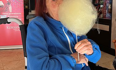 Manchmal braucht es nur eine Wolke aus Zuckerwatte, um ein Lächeln oder ein Staunen zurückzubringen, so wie bei Brigitte Radetzki 