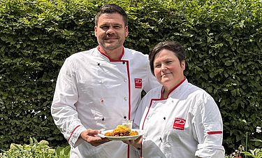 Corinna Müller und Christian Kühn freuen sich, dass ihr ansprechend präsentiertes Essen bei ihren „Stammgästen“ im Kursana Domizil Buchholz so gut ankommt. 