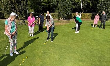 Der Schnupperkurs im Golfclub Lindenhof war ein besonderes Erlebnis für die Golffans aus der Kursana Villa Frankfurt. 
