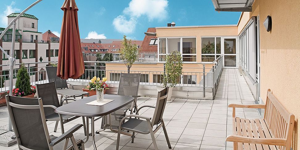 Auf der Terrasse des betreuten Wohnen im Pflegeheim Leinfelden-Echterdingen genießt man Kaffee und Kuchen.