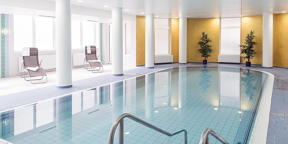 Fit belieben im Schwimmbad des betreuten Wohnens Hamburg