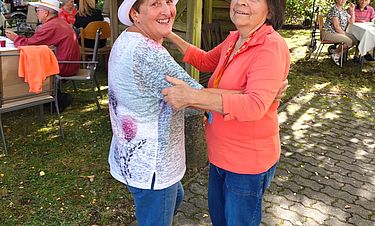 Ein Tänzchen unter freiem Himmel: Bewohnerin Regina Schulz und Sylvia Veltjens von der sozialen Betreuung.