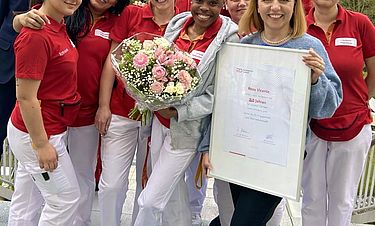 Rosa Vicente (Mitte, mit Blumen) nutzte die Chancen, die Kursana bietet, zur Aus- und Weiterbildung.