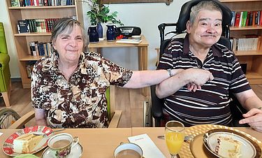 Gesten sagen mehr als tausend Worte: Karin und Hans-Peter Hotze.