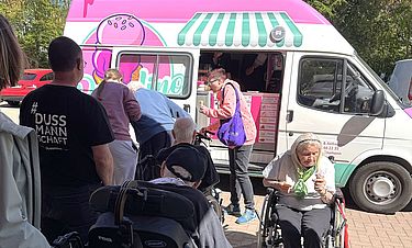 Angebot mit Anziehungskraft: Vor dem Kursana Domizil bildet sich beim Besuch des Eismobils Piccolino eine lange Schlange.