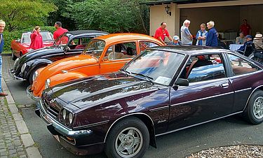 Im Innenhof der Kursana Villa stoßen die historischen Fahrzeuge der Oldtimer-Interessengemeinschaft Garbsen bei der Bewohnerschaft und Gästen auf großes Interesse.