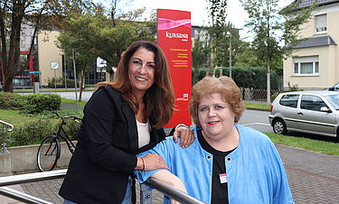 Einrichtungsleiterin und Pflegedienstleitung: Monika Kolbe (rechts) ist die neue Direktorin des Kursana Domizils Gütersloh, Ayten Yasar ist als neue Pflegedienstleitung im Demenzbereich tätig.