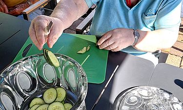Doris Machinski macht im Kursana Domizil einen Erfrischungsdrink für einen heißen Sommertag fertig. Serviert wurde Gurkenwasser.
