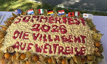 Die Bewohnerinnen und Bewohner erwartete eine leckere Torte.