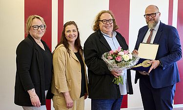 Im Beisein von Interimsdirektorin Bianca Zummack und PDL Birgit Beck nahm der neue Direktor Severin Steckmeister Anfang Juni von Regionalgeschäftsführer Maik Kilian (v.l.n.r.) symbolisch den Schlüssel für das Kursana Domizil Oststeinbek entgegen. 