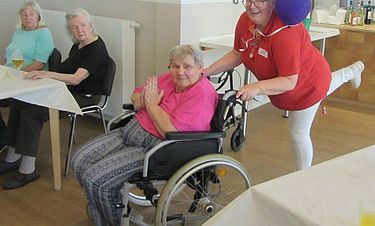 Mitten im Trubel und glücklich dabei: Bewohnerin Birgit Liese.