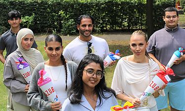 Mit Schultüte, vielen Informationen und einer Menge neuer Eindrücke sind sieben Azubis im Kursana Domizil Billstedt gestartet. 