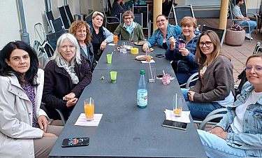 Beim Grillfest im Kursana Domizil Künzell wurde im Team abseits des Dienstplans in lockerer Runde über Gott und die Welt und Persönliches geplaudert.