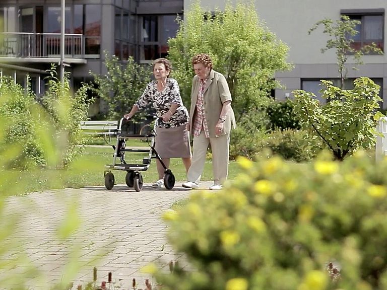 Ein Spaziergang im wunderschoenen Garten des Kursana Pflegeheims 