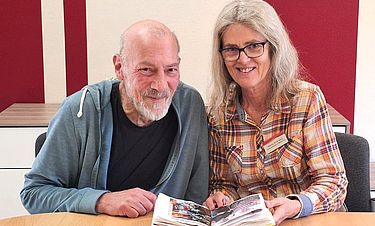 Zusammen mit Bewohner Hanno Clausnitzer (71), der seit 2019 im Domizil Oststeinbek lebt, schwelgt Blandy Nörenberg in Erinnerungen. 