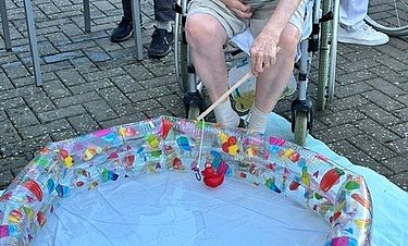 Beim Entenangeln im Pool war Geschicklichkeit gefragt. Die Wasserspiele im Kursana Domizil haben bei den Senioren Kindheitserinnerungen geweckt.