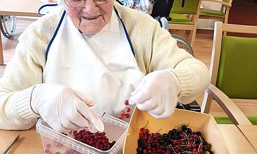 Ein Händchen für das Abpulen der Johannisbeeren: Bewohnerin Ilse Fritzsche.