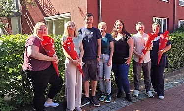 Martin Post (Mitte) und seine Praxisanleiter-Kolleginnen Anika Hennig und Lena Schütte unterstützen die Auszubildenden im Kursana Domizil Aurich.