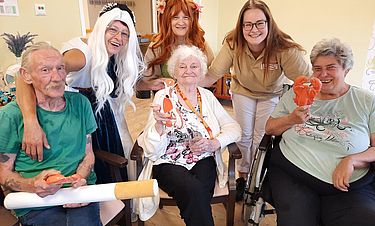 Auch diese Bewohner wurden getauft: Siegfried Harms (70 – v.l.), Renate Karnahl (87) und Barbara Kälkert (64). Die Mitarbeiterinnen Sylvia Fuhrmann (hintere Reihe v.l.), Ute Päßler und Verena Mathes schlüpften in maritime Kostüme.


