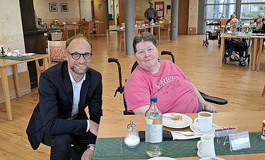 Jens Hofschröer im Gespräch mit Domizil-Bewohnerin Britta Bonnekessen.