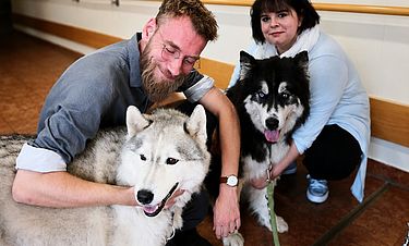 Tiertherapie im Kursana Domizil Merseburg: Zwei Huskys eroberten die Herzen. 