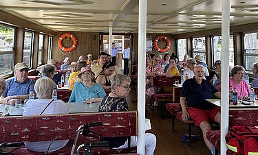 Die Bewohnerinnen und Bewohner genießen die Bootsfahrt auf dem Chiemsee. 