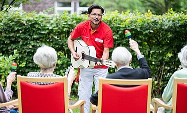 Beim Singen mit Antonio Tabatabai können auch demenziell erkrankte Senioren bei bekannten Schlagern aus der Jugendzeit mit einstimmen.   