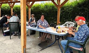 Ungezwungener Grillabend: Im Kursana Domizil Seelze haben Angehörige und Betreuende der Bewohnerschaft an einem Grillabend die neue Einrichtungsleitung kennengelernt und sind dabei auch untereinander ins Gespräch gekommen.