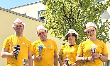 Willkommen im Kursana Domizil Kaiserslautern: Die Begrüßung der vier neuen Auszubildenden (von links) David Schäfer, Björn Lanzer, Sandy Maciejewski und Aaliyah Scheibe war lustig und locker – mit kleinen Schultüten.