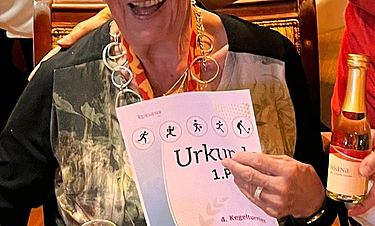 Barbara Unger war beim Kegeln in der Kursana Villa Königstein am erfolgreichsten. Gewonnen haben beim Turnier alle. 