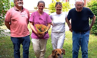 Blumen und Glückwünsche gab es für Nadine Piosek, neue gerontopsychiatrische Fachkraft im Kursana Domizil Mömbris, von den Senioren und dem Kursana Team.