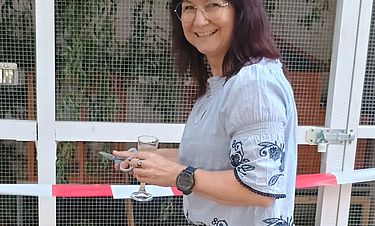 Zu einer zünftigen Einweihung gehören ein rotes Band und eine Schere. Direktor Katja Ullmann hatte beides dabei. 