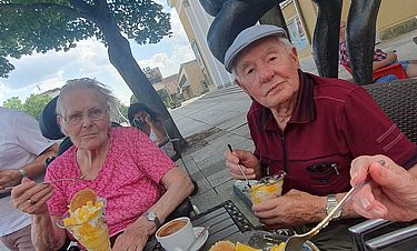 Regina und Helmut Großmann lassen sich die Eisbecher schmecken    