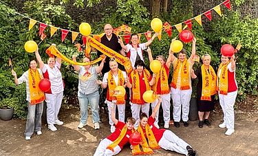 Mitarbeitende des Domizils freuen sich über den Preis, den sie beim Kursana-Fotowettbewerb gewonnen haben.