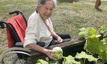 Bewohnerin Hannelore Fischer "beetet" gern.