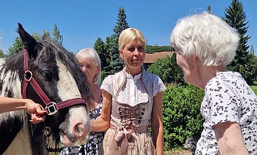Direktorin Müller-Renner zeigt das Pferd, das viele Bewohnende gerne streichelten.