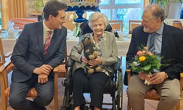 Dieter Krone (links), Oberbürgermeister von Lingen, und Manfred Schonhoff, Ortsbürgermeister von Laxten, gratulierten Gisela Wende zum 100.Geburtstag.