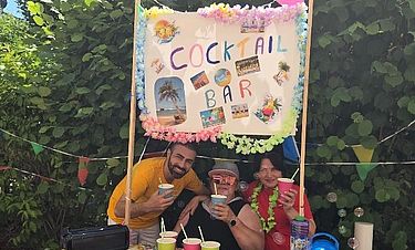 Das Kursana-Team ist kreativ und handwerklich begabt: An der selbst gebauten Cocktailbar gab es bei der Karibik-Party coole Drinks.