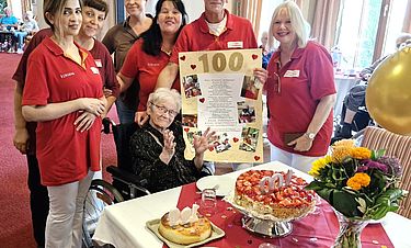 Zu 100. Geburtstag brachte das Kursana-Team Helga Leps ein Ständchen und eine Erdbeertorte.