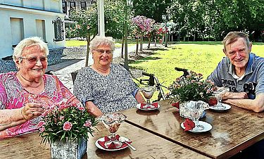An der Rosenbäumchenallee genossen Christa Koß (v.l.), Renate Jeschke und Manfred Grapenthin einen Eisbecher.