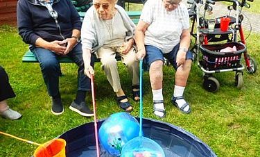 Mit großem Eifer waren die Bewohner bei den Wasserspielen dabei