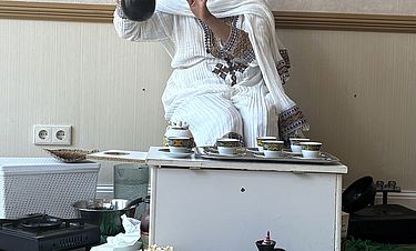 Die Kaffee-Zeremonie von Mitarbeiterin Feriweini Kiros in der Kursana Villa war ein Erlebnis für die Sinne. 