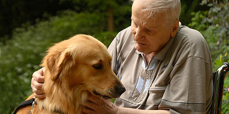 Pflege behinderter Menschen - Bewohner mit Tier im Pflegeheim Lingen
