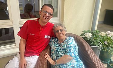 Zwei, die sich gut verstehen: Jacob Corleis und Bewohnerin Rita Heitmann.