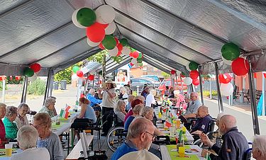 Das Partyzelt war beim Sommerfest des Kursana Domizils in grün-weiß-rote Farben getaucht und zeigte sich im italienischen Flair.