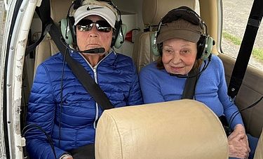 Der Rundflug mit der kleinen Propellermaschine über die Pfalz war für Heidrun Hochgesand (links)  und Heidemarie Brylewski ein großes Erlebnis.