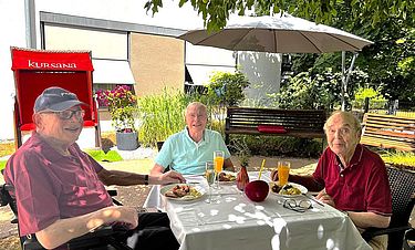 Die Senioren erlebten beim Sommerfest im Garten des Kursana Domizils einen entspannten Nachmittag und kamen bei ihren Lieblingsliedern in Schwung.

