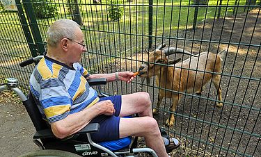 Waldemar Pilz hatte für die Ziege eine leckere Möhre dabei. 