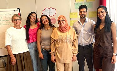 Dozentin Andrea Wogaztke (von links) freut sich über das große Fortbildungsengagement von Hajar Benaissi, Hasna Belqas, Ons Soulilem Ep Chouri, Istivan Qasim und Ebru Ciftci.
